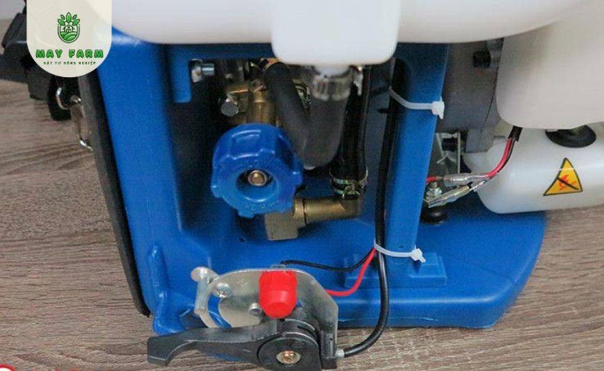 Máy phun thuốc Hyundai HD768 được trang bị động cơ 2 thì