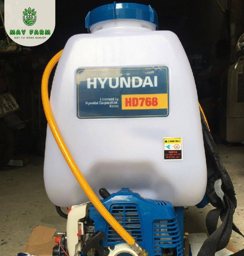 Máy phun thuốc Hyundai HD768 được trang bị bình chứa hóa chất 